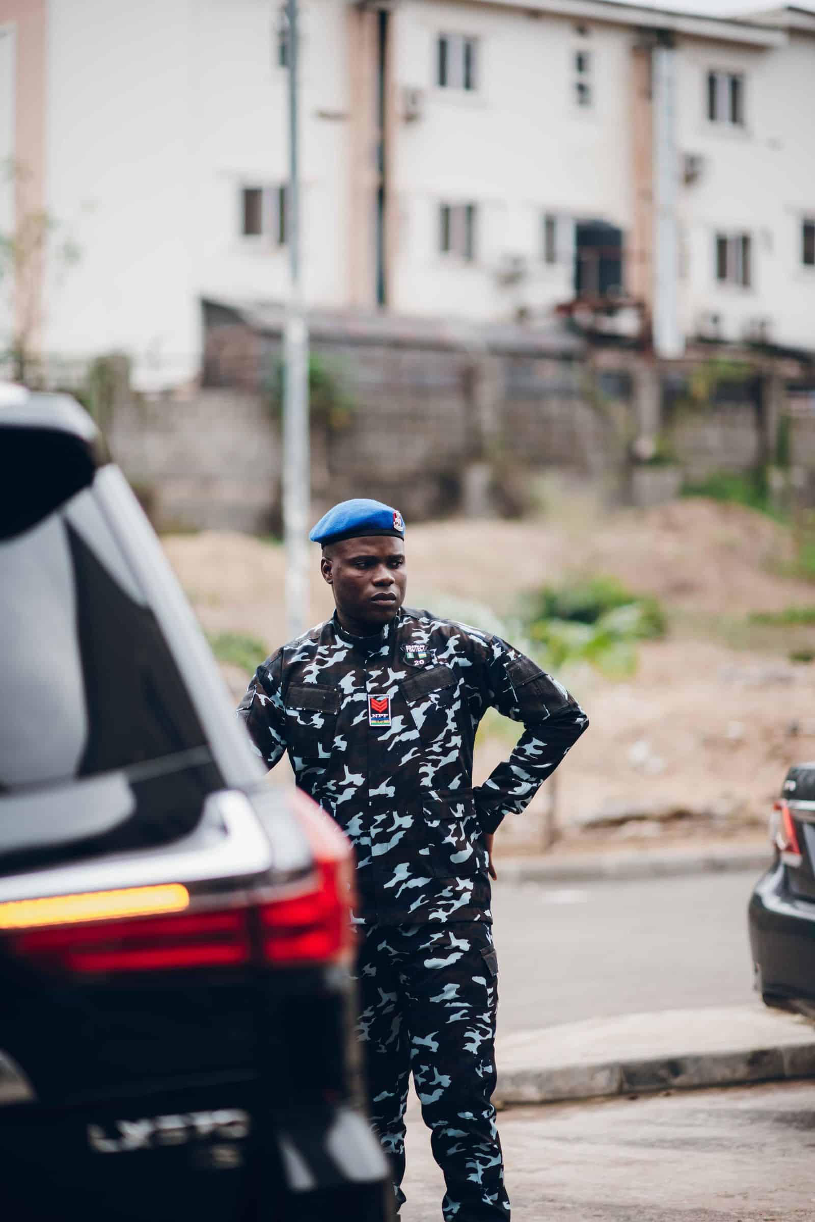 Agent de sécurité en uniforme en service