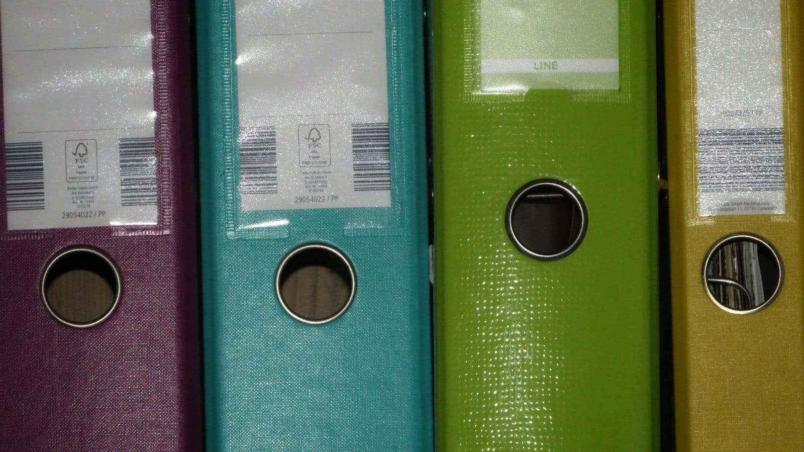 Classeurs d’archives colorés rangés sur une étagère