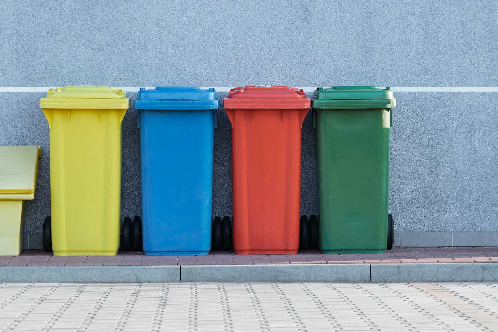 Quatre poubelles de tri sélectif de couleurs différentes