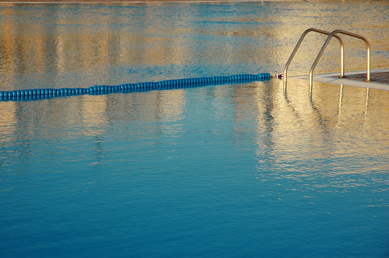 Piscine à l’eau claire avec échelle et ligne de bassin