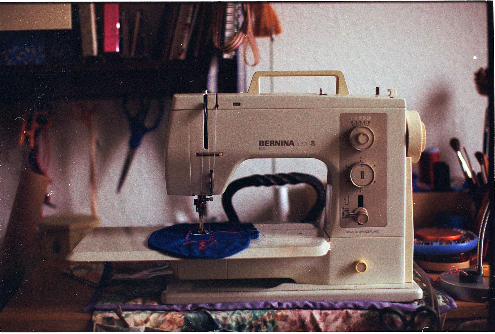 Machine à coudre et tissu pour la confection de rideaux